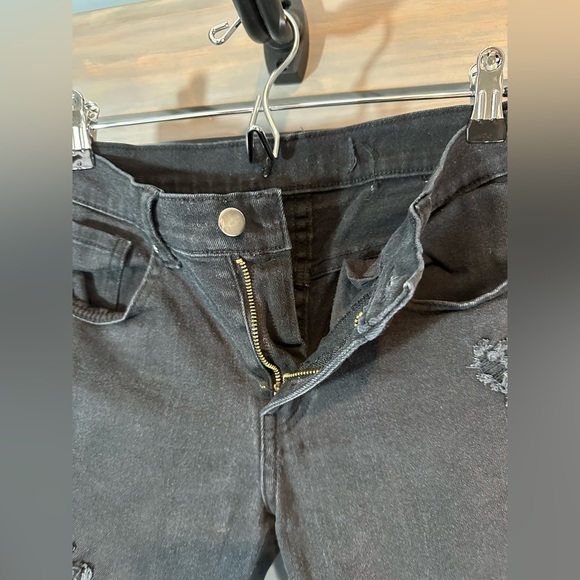 Forever 21 Men Denim Shorts in Distressed Black - Picture 3 of 3